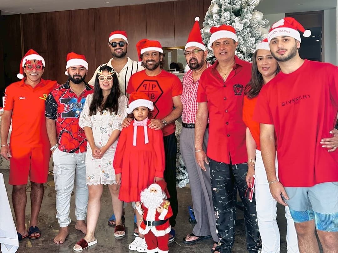 Viral Photo: एमएस धोनी ने परिवार के साथ मनाया क्रिसमस, ऋषभ पंत भी हुए शामिल