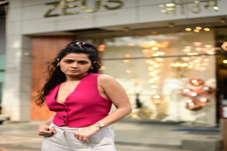 Agra Crime : 'द केरला स्टोरी' की एक्ट्रेस की कोठी में पुलिस ने मारी रेड, 11 गिरफ्तार और लाखों रुपए बरामद