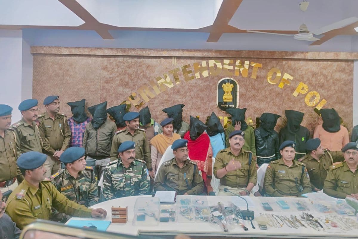 झारखंड: पुलिस को मिली बड़ी कामयाबी, ट्रेनों में लूटपाट करनेवाले गिरोह का खुलासा,दो महिला समेत 15 अपराधी अरेस्ट