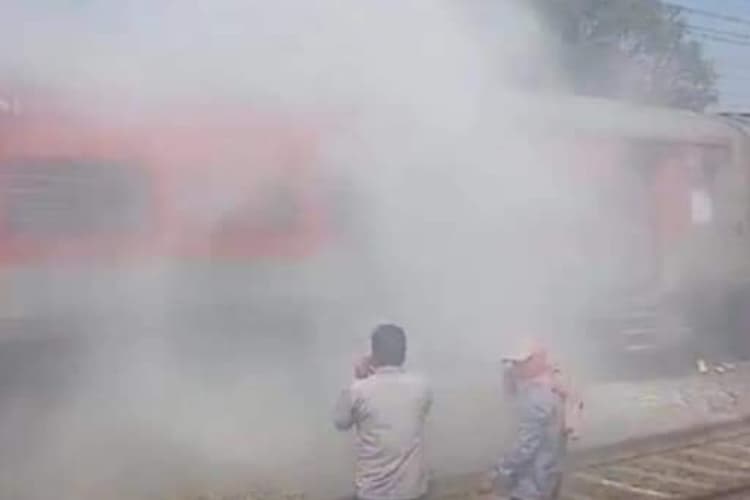 पश्चिम बंगाल : कांकसा के राज बांध के पास हावड़ा नई दिल्ली अप दुरंतो एक्सप्रेस ट्रेन के पहिए से लगी आग से निकला धुआं