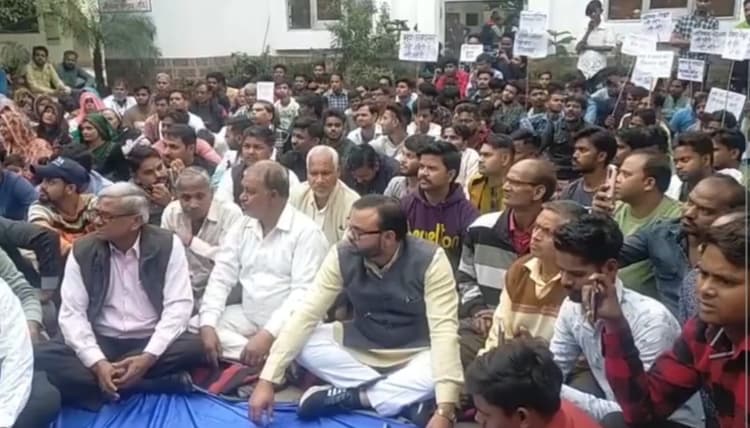 महंत के हत्यारों की गिरफ्तारी की मांग को लेकर थाने का घेराव