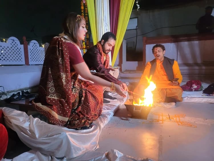 फ्रेंच कपल ने आगरा में की हिन्दू रीति-रिवाज से शादी, इंग्लिश में समझे सात वचन, बोले- पॉजिटिव एनर्जी महसूस हुई