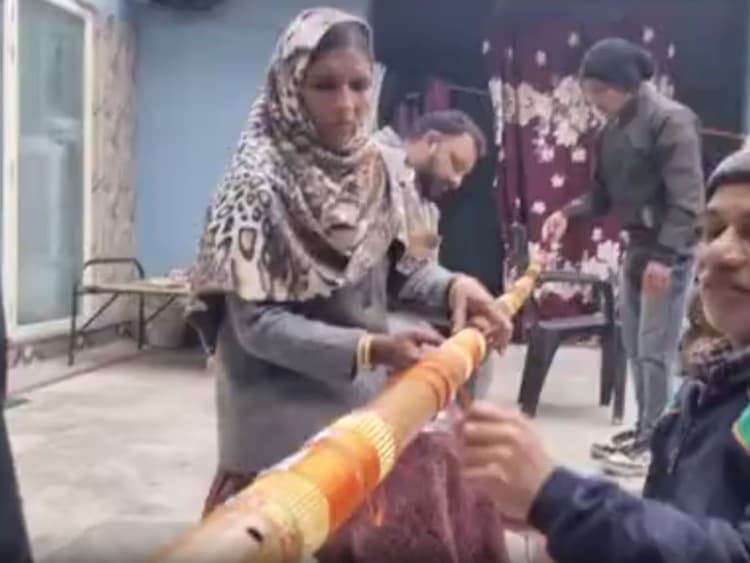 Ayodhya Ram Mandir: पीलीभीत के मुस्लिम कारीगरों ने रामलला के लिए बनाई विश्व की सबसे लंबी बांसुरी, जानें खासियत