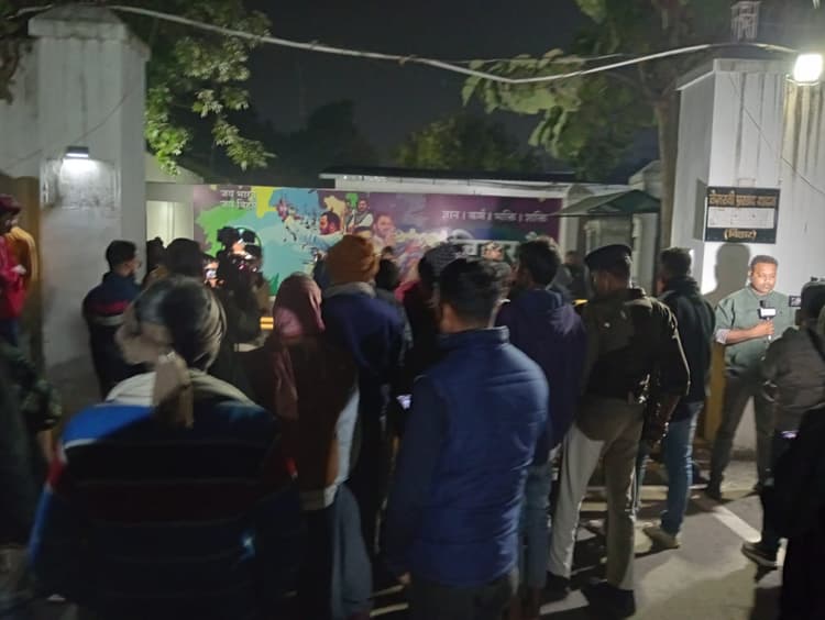 बिहार में फ्लोर टेस्ट से पहले हलचल तेज, तेजस्वी यादव के आवास पर रोके गए राजद विधायक, नहीं जा सकेंगे घर