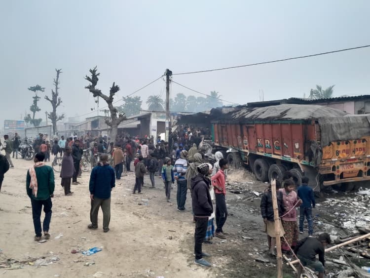 बिहार: मधेपुरा में हादसे के बाद अनियंत्रित ट्रक में लगी आग, इंजन में फंसे ड्राइवर की जलने से मौत