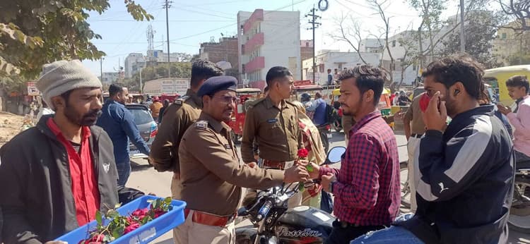 हेलमेट नहीं पहनने वालों को चालान की जगह मिला गुलाब, सासाराम में परिवहन विभाग की पहल