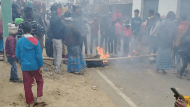 बिहार: पूर्वी चंपारण में धारदार हथियार से छात्र की हत्या, आक्रोशित लोगों का फूटा गुस्सा, सड़क जामकर की आगजनी
