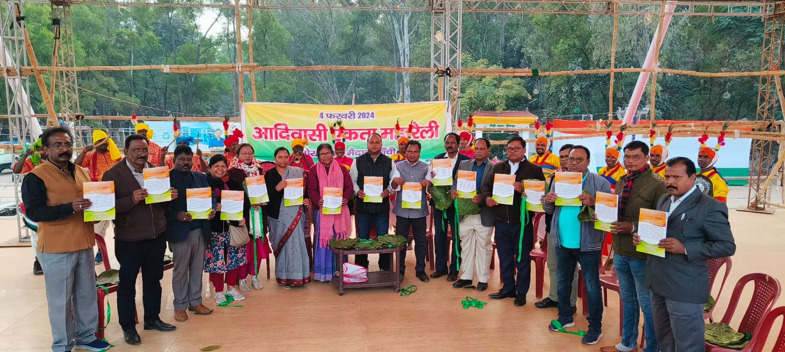 सखुआ के पत्ते पर पाइका नृत्य के साथ आदिवासी सामाजिक दस्तावेज का विमोचन, बोंगा से मांगा आशीर्वाद