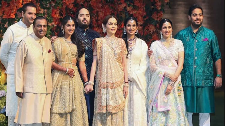 नीता अंबानी ने श्लोका को दिया 451 करोड़ का हार, मुकेश अंबानी भी नहीं हैं पीछे,जानें परिवार के अन्य महंगे उपहार