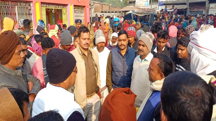 बिहार के औरंगाबाद में सड़क हादसे के बाद बवाल, तीन युवकों की मौत के विरोध में ग्रामीणों ने किया सड़क जाम