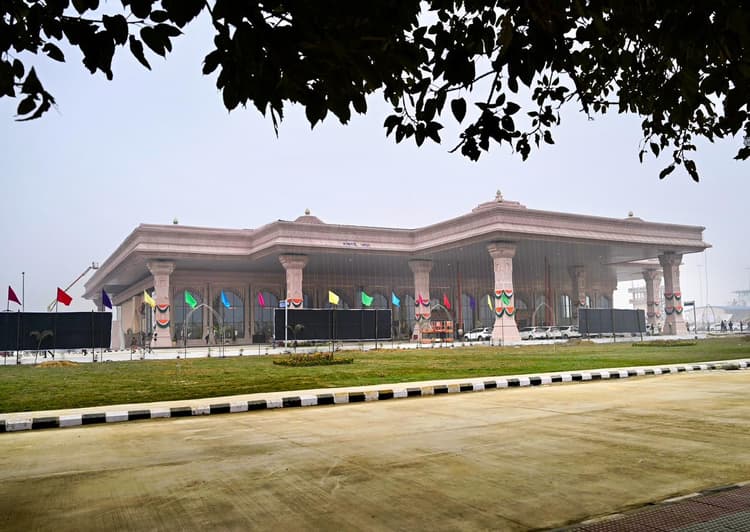 Ayodhya Airport: अयोध्या इंटरनेशनल एयरपोर्ट पर आज उतरेगी पहली फ्लाइट, पायलट का क्या है राम नगरी से कनेक्शन?