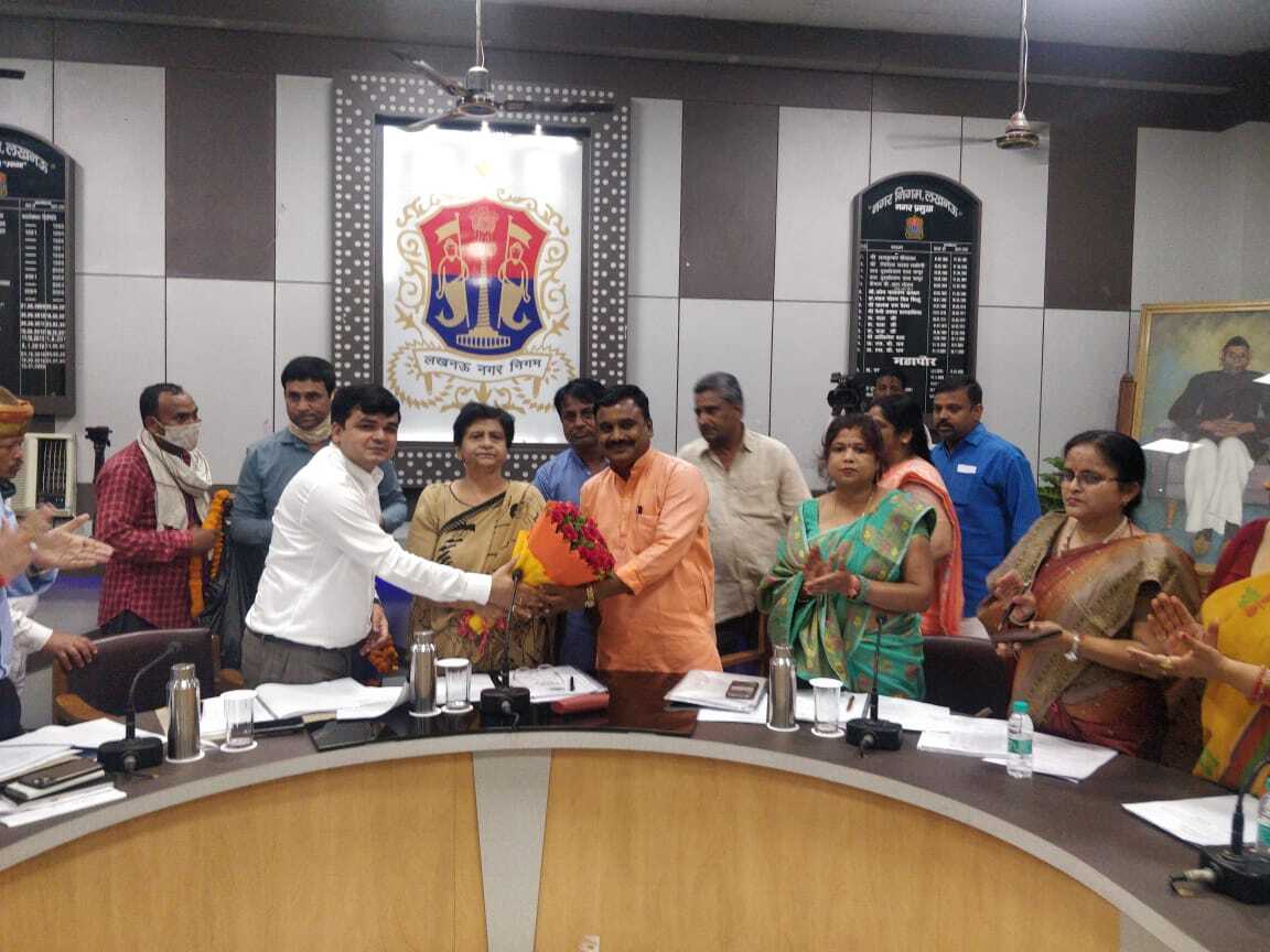 Lucknow: लखनऊ वासियों के लिए खुशखबरी, हाउस टैक्स समेत जनता पर नहीं पड़ेगा नए कर का बोझ Lucknow: लखनऊ वासियों के लिए खुशखबरी, हाउस टैक्स समेत जनता पर नहीं पड़ेगा नए कर का बोझ