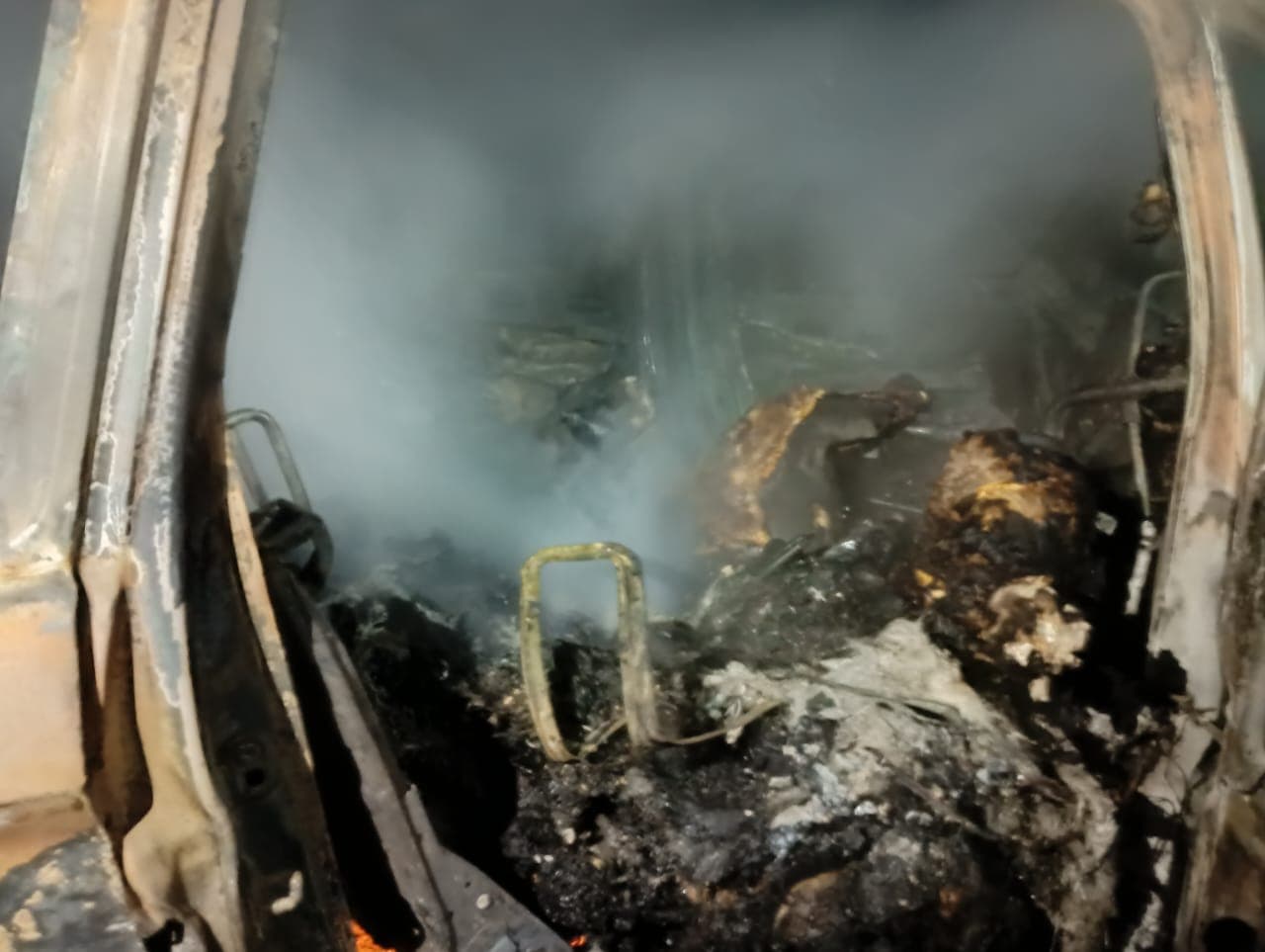 बरेली-नैनीताल हाईवे पर कार और डंपर की टक्कर, आठ लोग जिंदा जले, दरवाजे नहीं खुलने के कारण गूंजती रहीं चीखें