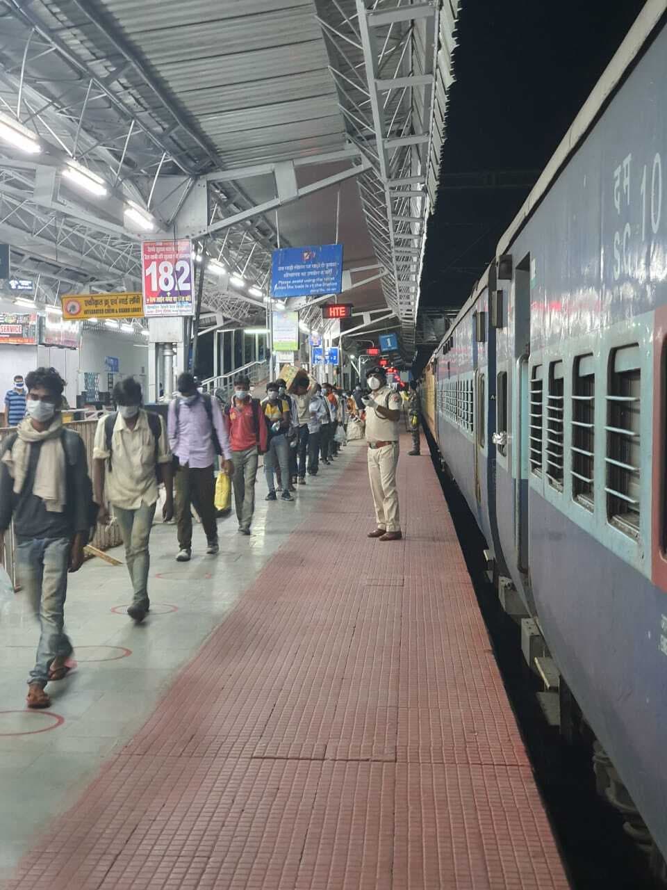 तेलंगाना से बोकारो पहुंचे 15 जिलों के 1058 प्रवासी भेजे गये घर तेलंगाना से बोकारो पहुंचे 15 जिलों के 1058 प्रवासी भेजे गये घर