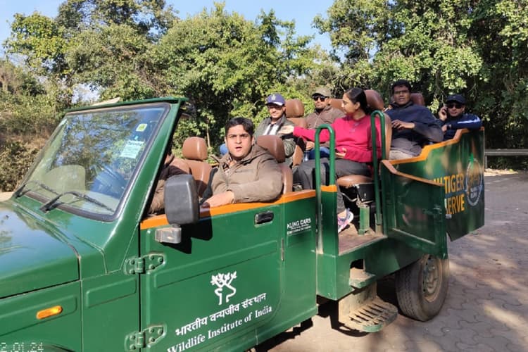 लातेहार : 2023 बैच के 18 प्रशिक्षु IAS पहुंचे बेतला