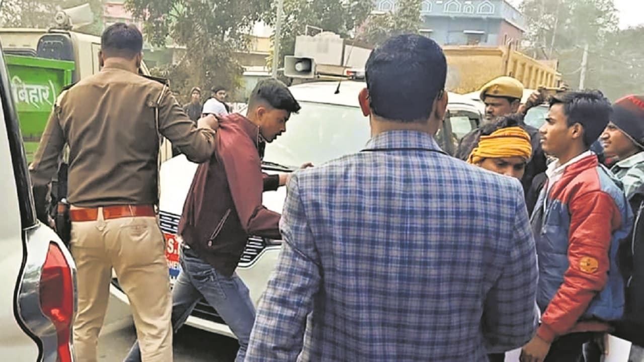 बिहार इंटर परीक्षा के पहले दिन 51 परीक्षार्थी निष्कासित, दूसरे के बदले परीक्षा देते हुए फर्जी छात्र भी धराए