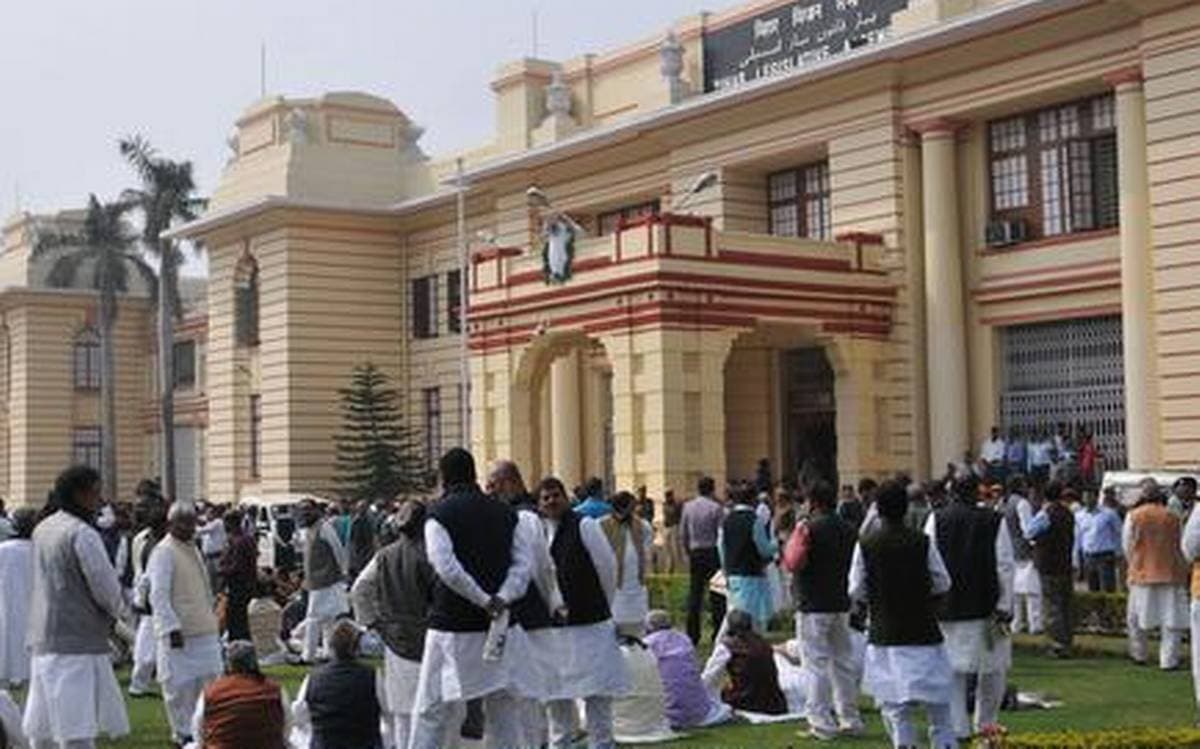 Bihar Assembly : विपक्ष का जोरदार हंगामा, 10 मिनट भी नहीं चल पायी विधानसभा की कार्यवाही, विधान परिषद 8 मिनट में स्थगित