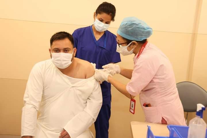 JDU ने वैक्सीन नहीं लेने पर उठाया था सवाल, अब तेज प्रताप और तेजस्वी यादव ने लिया Sputnik V, देखें Photos