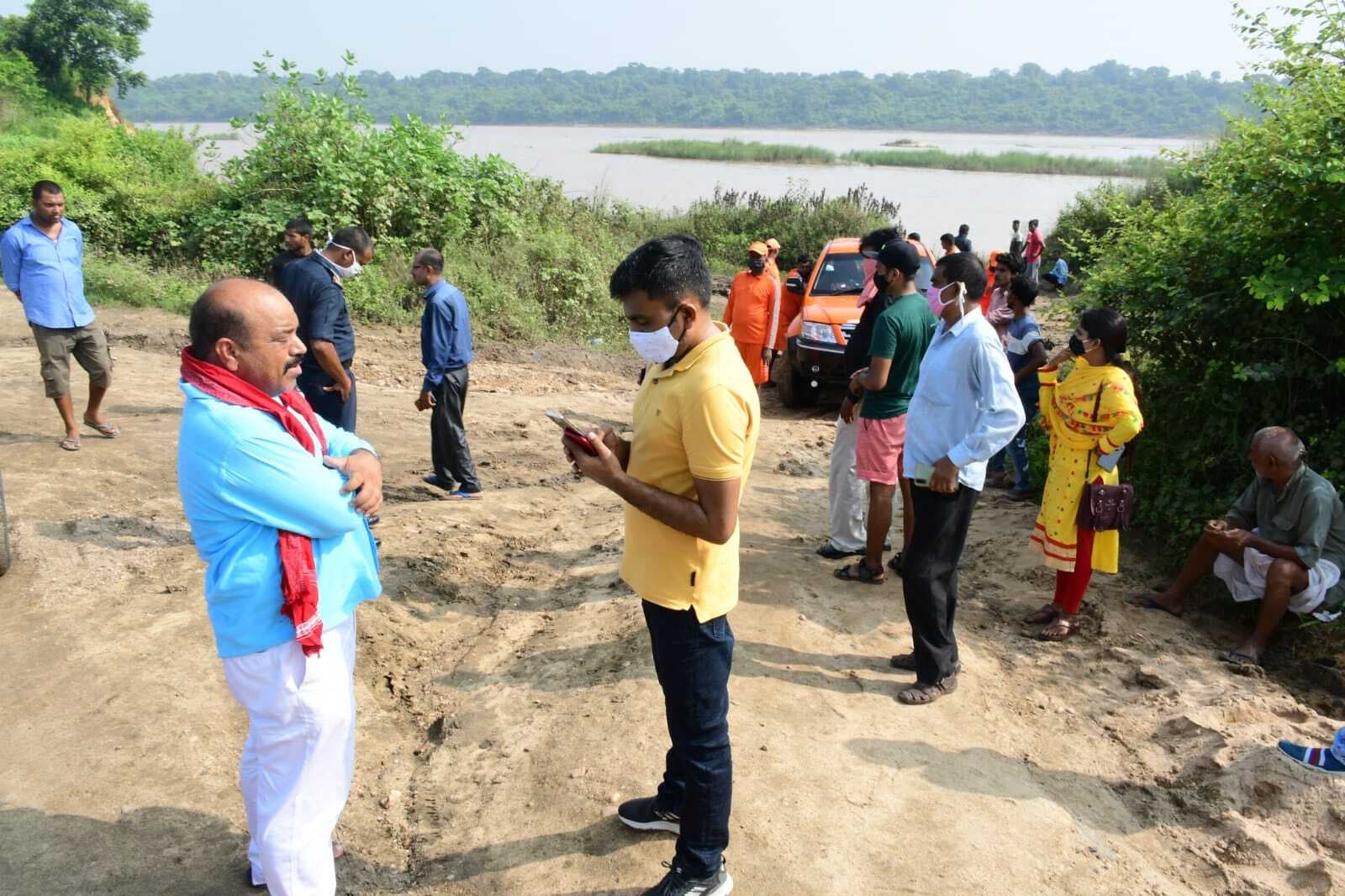 झारखंड में दामोदर में डूबे छात्रों में एक का शव बरामद, अन्य की तलाश में जुटी NDRF टीम झारखंड में दामोदर में डूबे छात्रों में एक का शव बरामद, अन्य की तलाश में जुटी NDRF टीम
