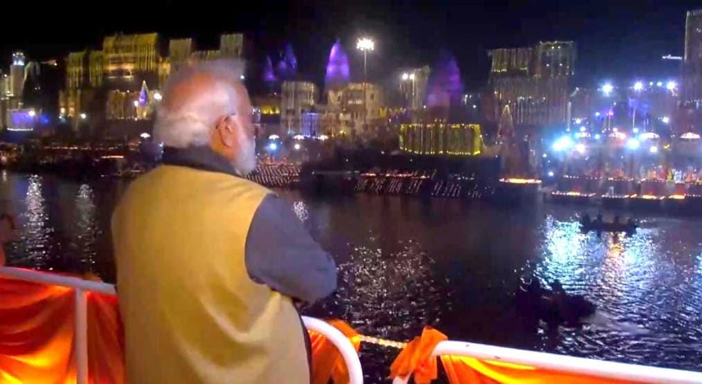 PM Modi At Ganga Aarti: ‘दिव्य काशी में भव्य गंगा आरती’, क्रूज पर सवार होकर पीएम मोदी भी भक्ति में हुए शामिल
