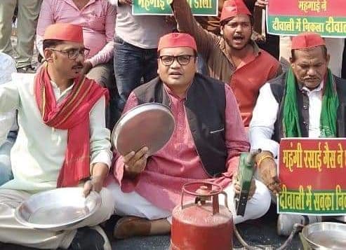 Diwali 2021: दिवाली के पहले व्यापार सभा ने मांगी भीख, महंगाई के खिलाफ किया ‘दिवाला प्रदर्शन’