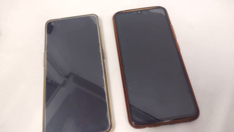 Gorakhpur News: गोरखपुर में भीख मांगने वाले को मिला मोबाइल, वापस लौटाया तो रिटर्न गिफ्ट में लिया स्वेटर