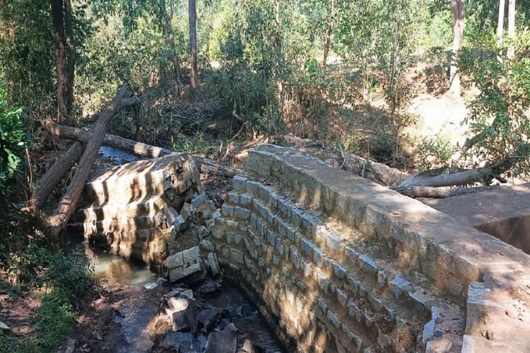 सिमडेगा : एक साल में ही टूट गया लाखों रुपये बना चेक डैम