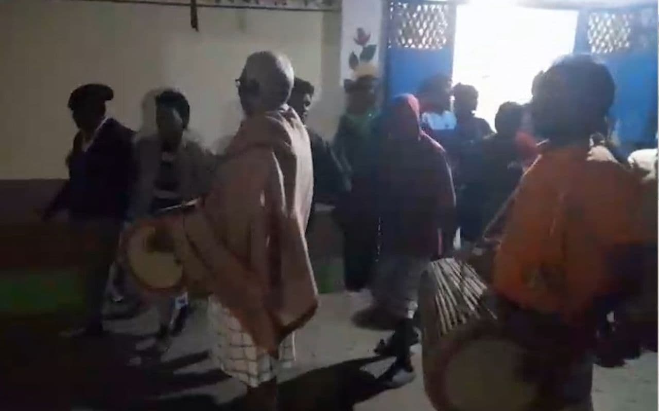 झारखंड के नए सीएम होंगे चंपई सोरेन, गांव में जश्न, मांदर की थाप पर थिरक रहे लोग