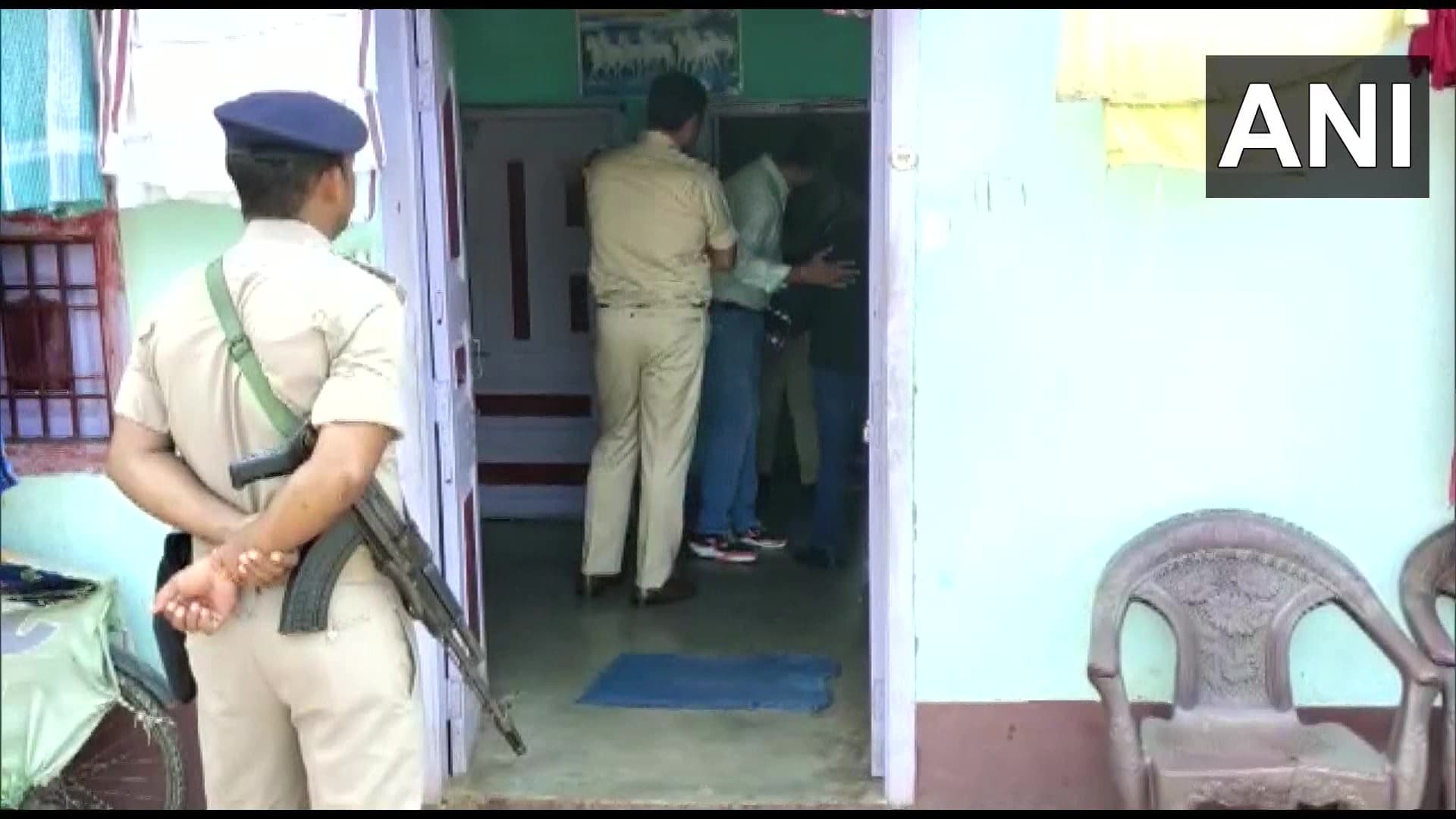 Jharkhand: सीआईडी डीएसपी के नेतृत्व में 10 सदस्यीय टीम पहुंची दुमका, पीड़िता के घर से सैंपल कर रही जमा Jharkhand: सीआईडी डीएसपी के नेतृत्व में 10 सदस्यीय टीम पहुंची दुमका, पीड़िता के घर से सैंपल कर रही जमा