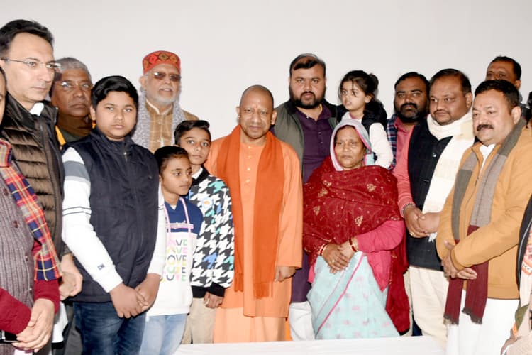 दिवंगत भाजपा विधायक मानवेंद्र सिंह के घर पहुंचे सीएम योगी आदित्यनाथ, दी श्रद्धांजलि