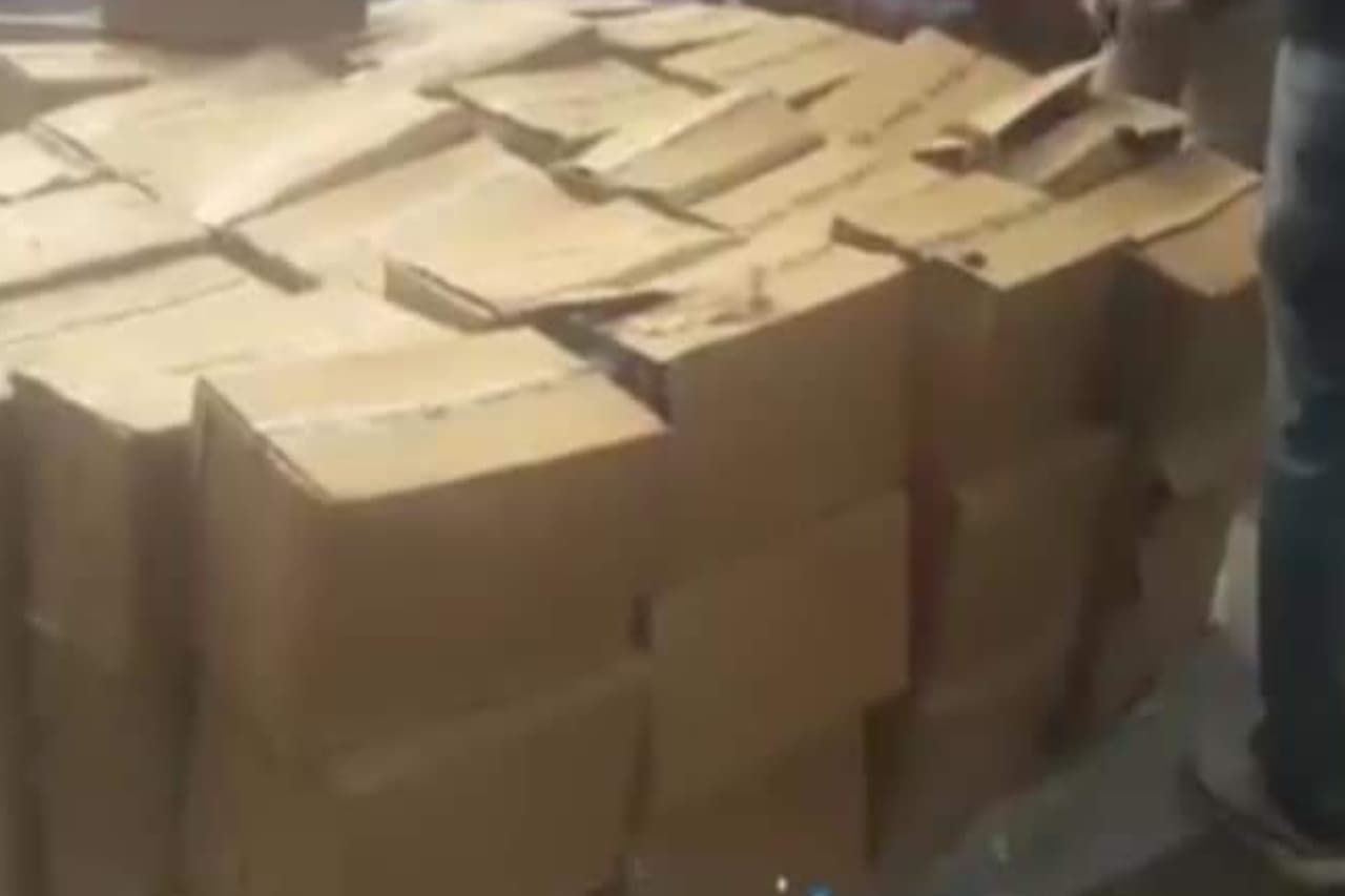 पश्चिम बंगाल: धान की आड़ में प्रतिबंधित कफ सिरप की तस्करी, दो ट्रकों से 470 पेटी बरामद