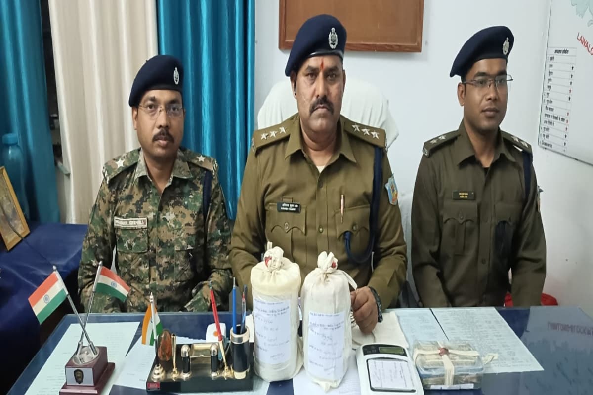 झारखंड: तीन लाख की अफीम के साथ तीन तस्कर अरेस्ट, एक्सयूवी-300 व कैश 92 हजार जब्त