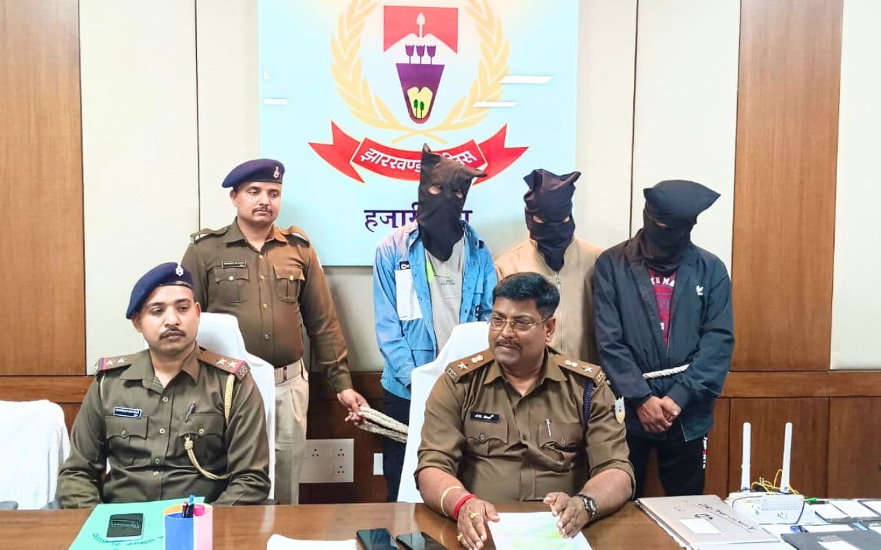 Cyber Crime: रांची में भारत-इंग्लैंड टेस्ट मैच से पहले 3 साइबर आरोपी गिरफ्तार, एक दर्जन मोबाइल समेत कई गैजेट्स जब्त Cyber Crime: रांची में भारत-इंग्लैंड टेस्ट मैच से पहले 3 साइबर आरोपी गिरफ्तार, एक दर्जन मोबाइल समेत कई गैजेट्स जब्त