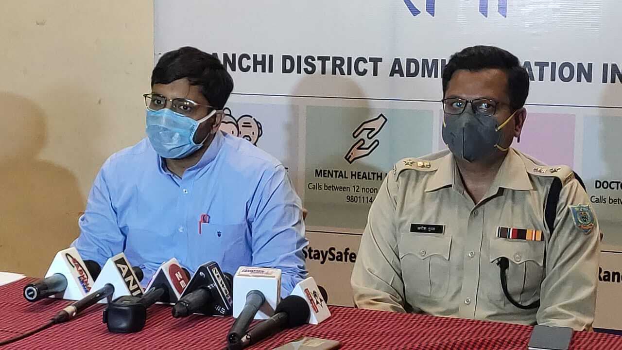Coronavirus Lockdown: रांची में दूसरा कोरोना पॉजिटिव मामला आने के बाद प्रशासन सख्त, 72 घंटे के लिए हिंदपीढ़ी पूरी तरह सील Coronavirus Lockdown: रांची में दूसरा कोरोना पॉजिटिव मामला आने के बाद प्रशासन सख्त, 72 घंटे के लिए हिंदपीढ़ी पूरी तरह सील