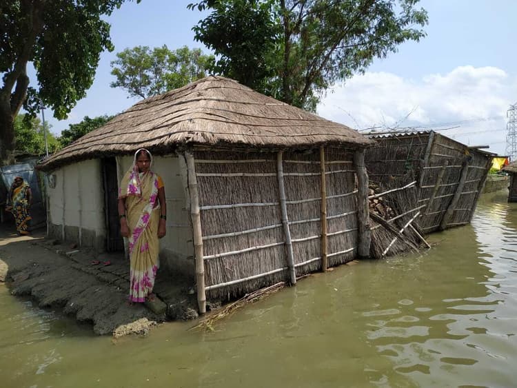 रेतुआ नदी की धारा में समाये काशर टोला गांव के डेढ़ दर्जन घर, बांध पर लोगों ने जमाया डेरा
