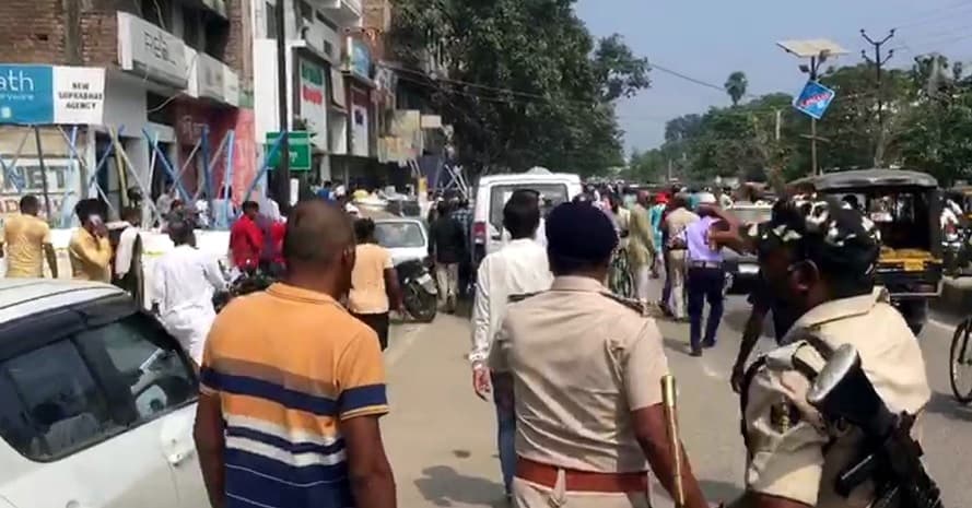 मजफ्फरपुर में बवाल: महिला की मौत के बाद हंगामा और आगजनी, प्रदर्शनकारियों को पुलिस ने लाठीचार्ज कर खदेड़ा