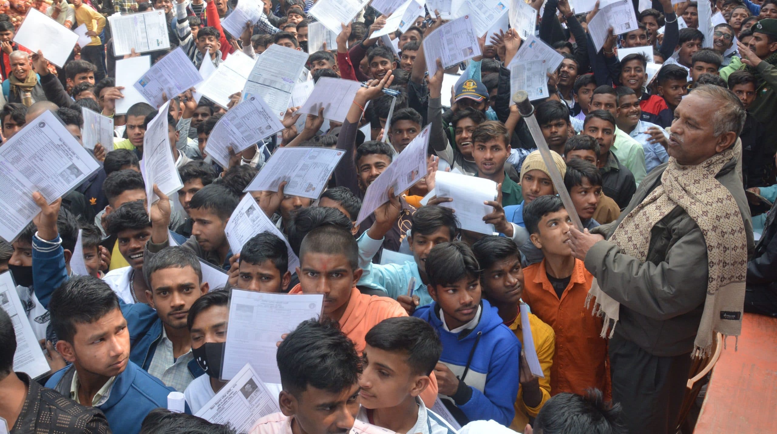 Bihar Board 10th Exam Live: केंद्र के अंदर उतरवाये गये जूते-मोजे और घड़ी, दो बार हुई सुरक्षा जांच