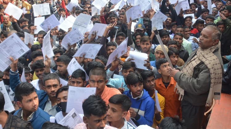 Bihar Board 10th Exam Live: केंद्र के अंदर उतरवाये गये जूते-मोजे और घड़ी, दो बार हुई सुरक्षा जांच