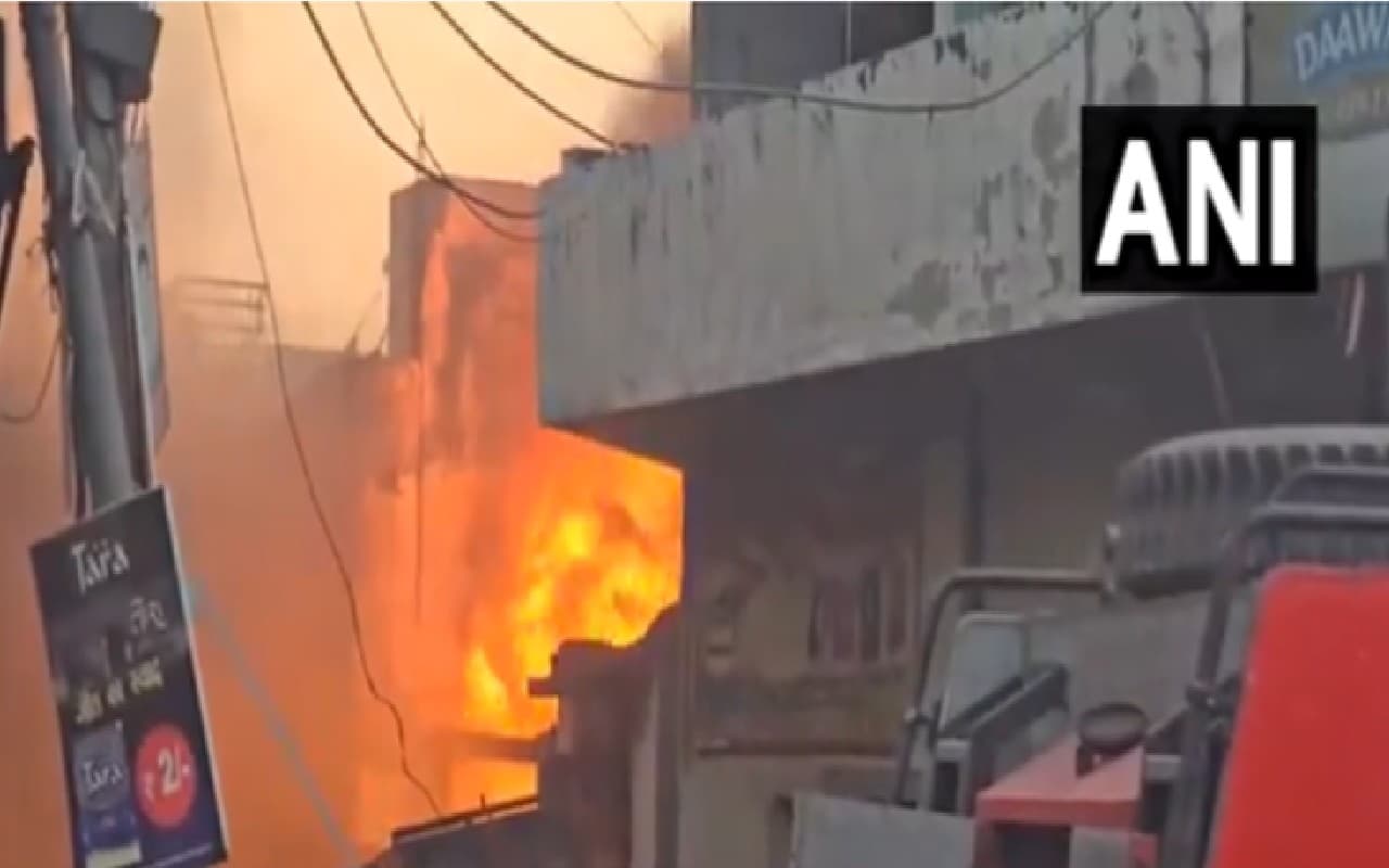 दिल्ली के नरेला के औद्योगिक क्षेत्र की फैक्ट्री में लगी आग, 11 की मौत