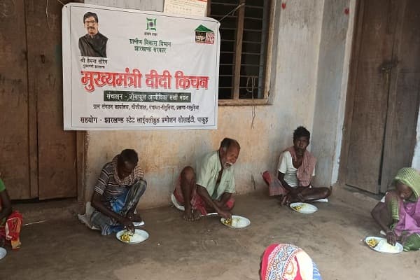 बनासो कोरेंटिन सेंटर में सामाजिक समरसता बनी, सभी ने खाया दीदी किचेन का खाना