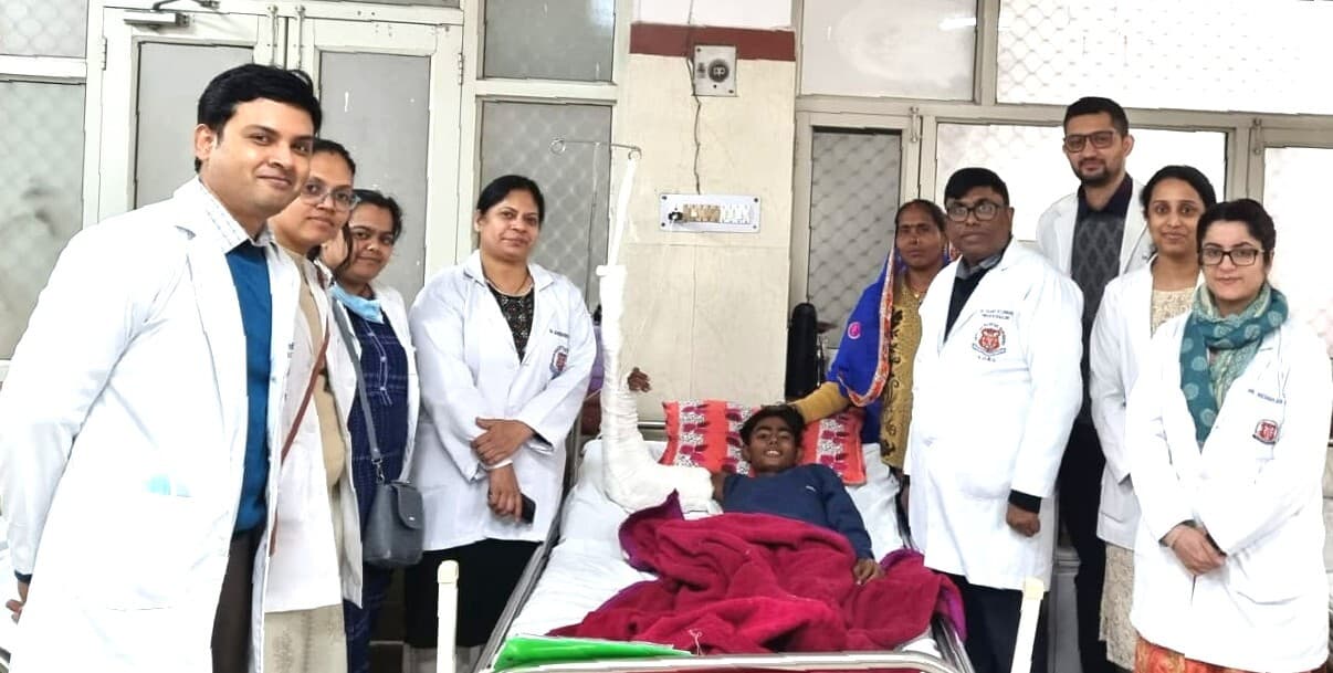 KGMU News: बच्चे के कटे हाथ को प्लास्टिक सर्जरी से जोड़ा, कंधे के पास से कटकर हो गया था अलग KGMU News: बच्चे के कटे हाथ को प्लास्टिक सर्जरी से जोड़ा, कंधे के पास से कटकर हो गया था अलग
