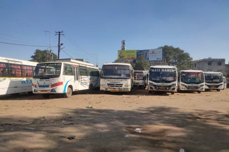 झारखंड: ड्राइवरों की राष्ट्रव्यापी हड़ताल से सड़कों पर पसरा सन्नाटा, यात्री परेशान, इस कानून का कर रहे विरोध