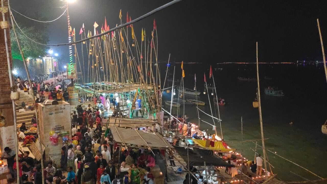 Dev Deepawali 2021: काशी में शिव के साथ देवी-देवताओं की दीपावली, ऐतिहासिक पंचगंगा घाट पर अलौकिक नजारा