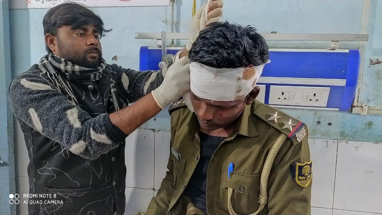 अररिया में बेकाबू कार ने पुलिस वाहन को मारी टक्कर, चार पुलिसकर्मी समेत छह घायल