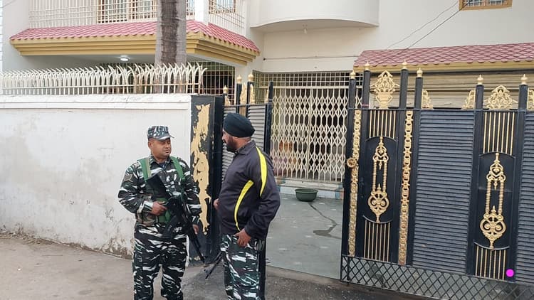 साहिबगंज डीएसपी के हजारीबाग आवास पर ईडी का छापा, बाहर सीआरपीएफ जवानों का घेरा