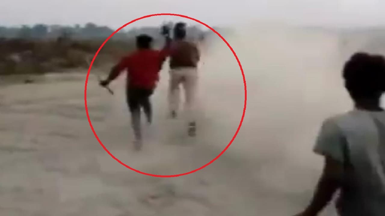 बिहार: किशनगंज में खदेड़कर पीटते रहे बालू माफिया, दहाड़ पारकर रोते रहे खनन विभाग के कर्मी, वीडियो हुआ वायरल