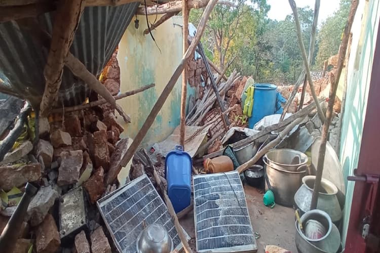 सिमडेगा में हाथियों का आतंक, छुरिया धाम के भंडार घर को किया ध्वस्त