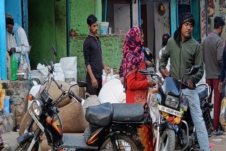 हजारीबाग के बड़कागांव में धान क्रय केंद्र नहीं खुलने से किसानों की बढ़ी परेशानी, बिचौलिये उठा रहे हैं फायदा