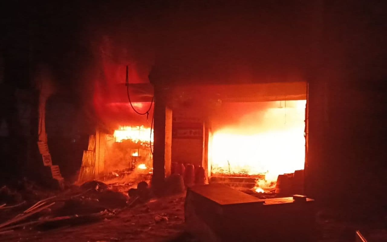 झारखंड: कतरास में आयरन स्टोर में लगी आग, करीब 50 लाख का नुकसान, दमकलकर्मियों ने आग पर पाया काबू