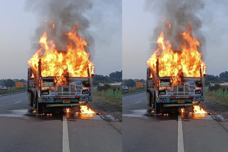झारखंड: ट्रक में अचानक लगी आग, बाल-बाल बचे ड्राइवर और खलासी, दमकलकर्मियों ने आग पर पाया काबू